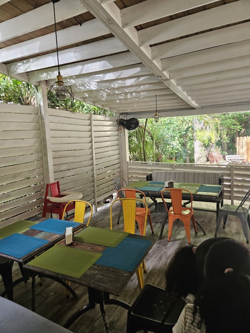 Pekara Bake Shop & Cafe: inviting and clean terrace atmosphere