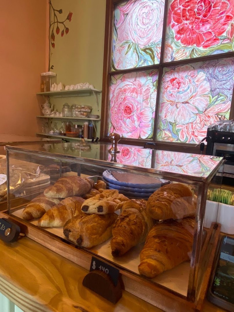 Café Jolie: appetizing display of fresh pastries