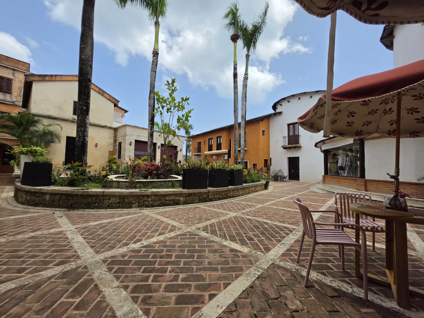 Café Jolie: attractive outdoor terrace atmosphere