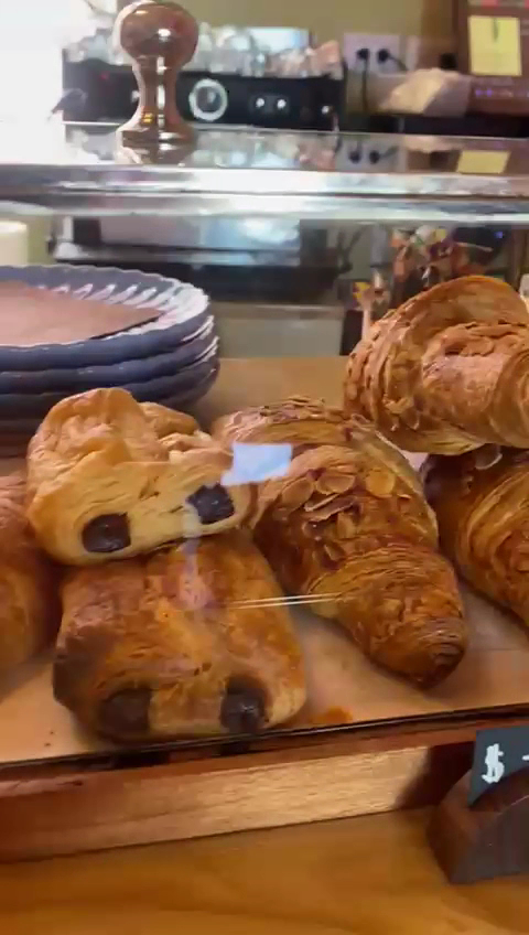 Café Jolie: appetizing display of fresh pastries