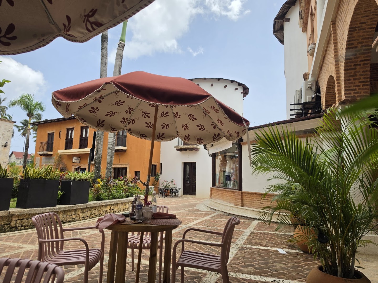 Café Jolie: inviting outdoor terrace atmosphere