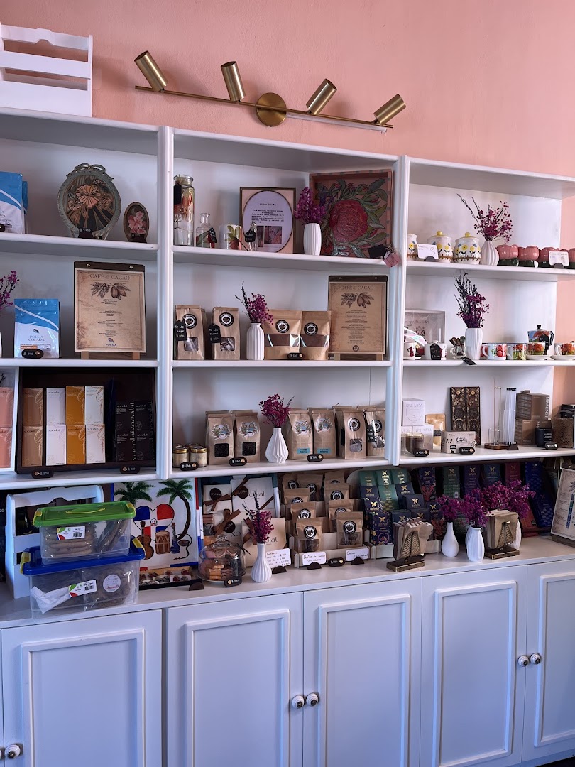 Café Jolie: clean display of shop products