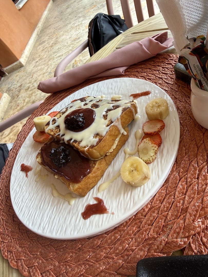 Café Jolie: appetizing photo of served food