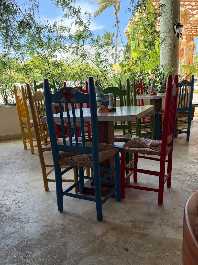 Campuno Beach Club: inviting restaurant atmosphere