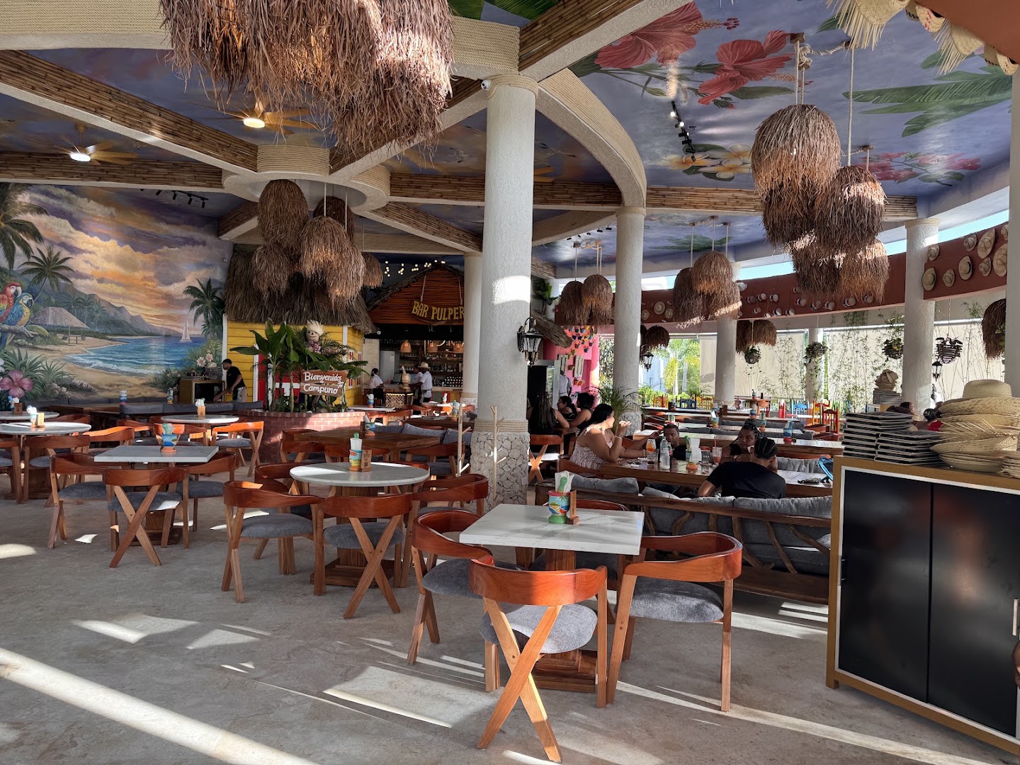 Campuno Beach Club: attractive restaurant interior atmosphere