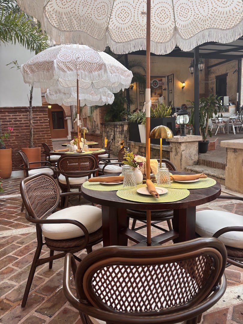 Sol y Sombra: inviting and professional terrace shot
