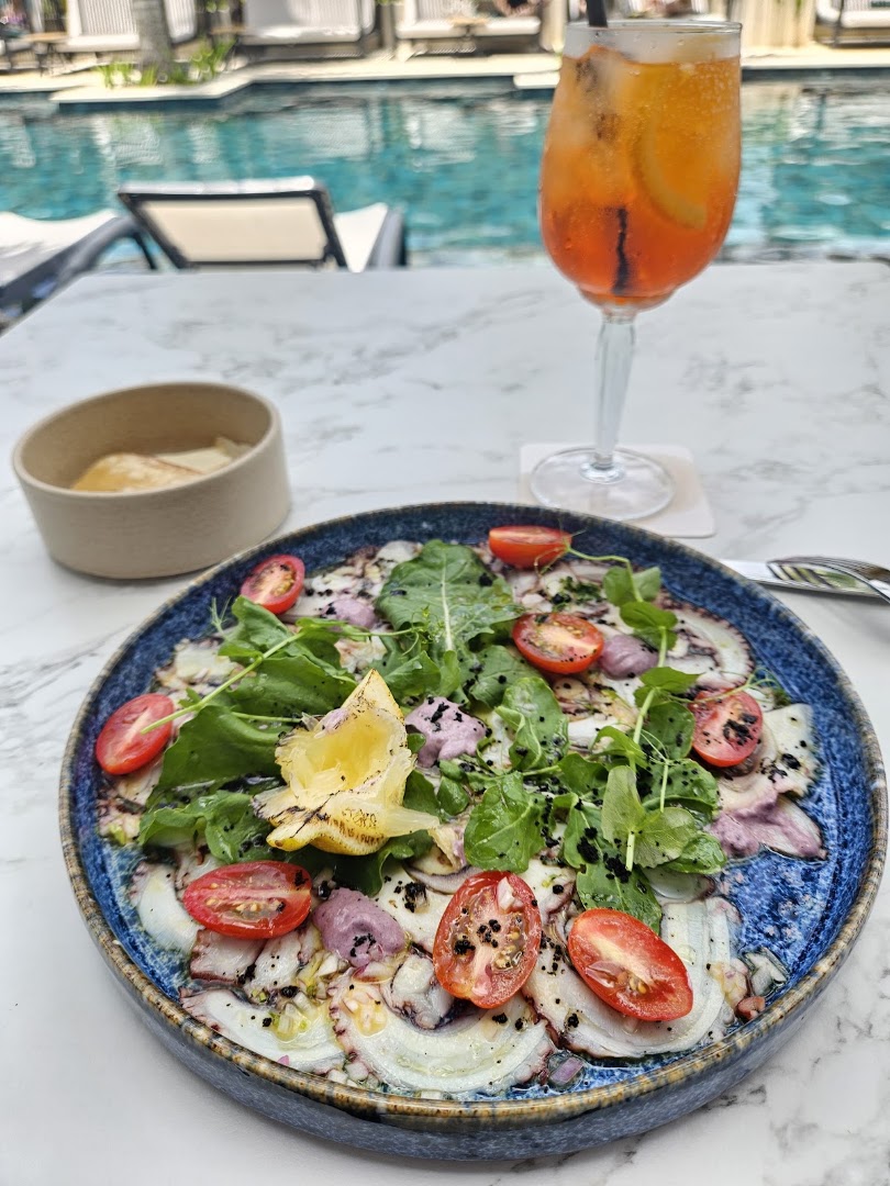 Solmarella: appetizing food and drink presentation