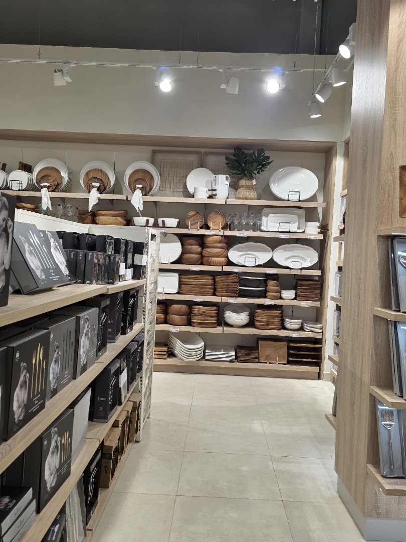 Casa Cuesta: clear display of shop products