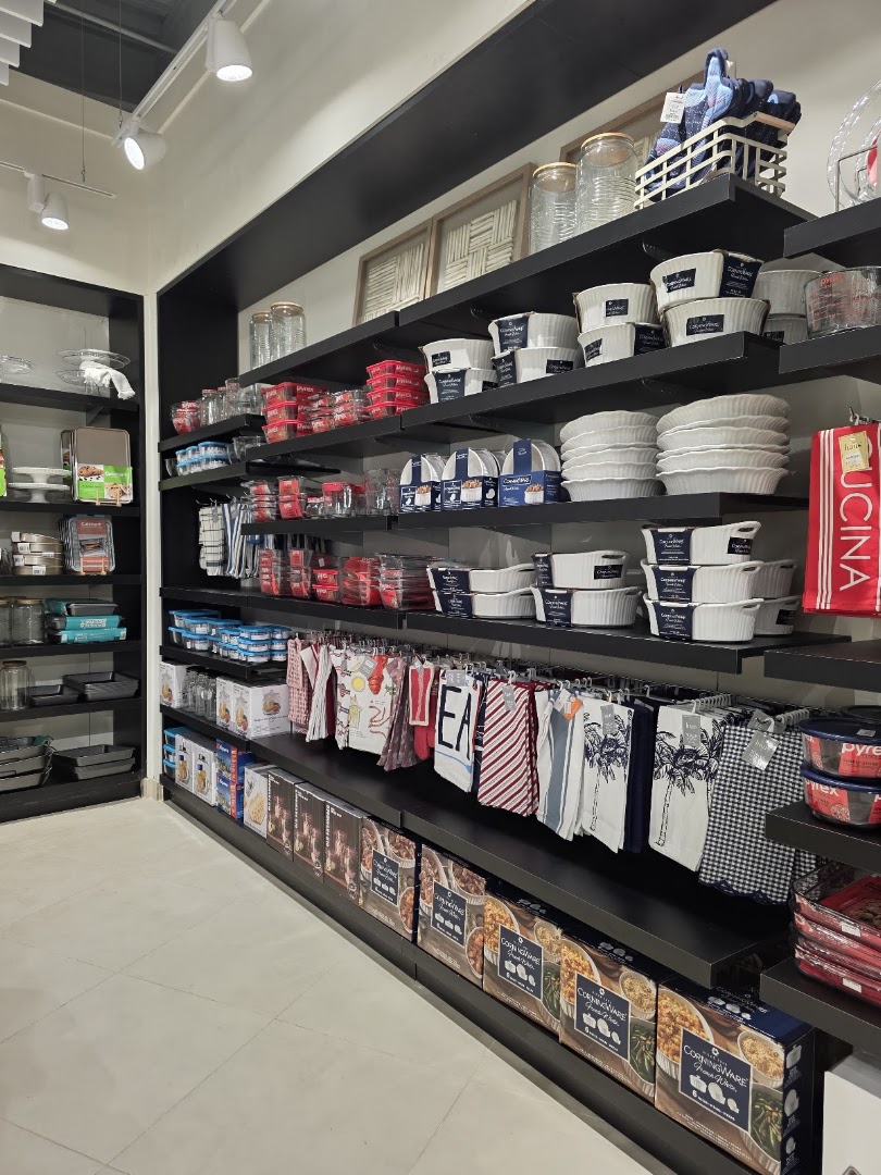 Casa Cuesta: clear display of shop products