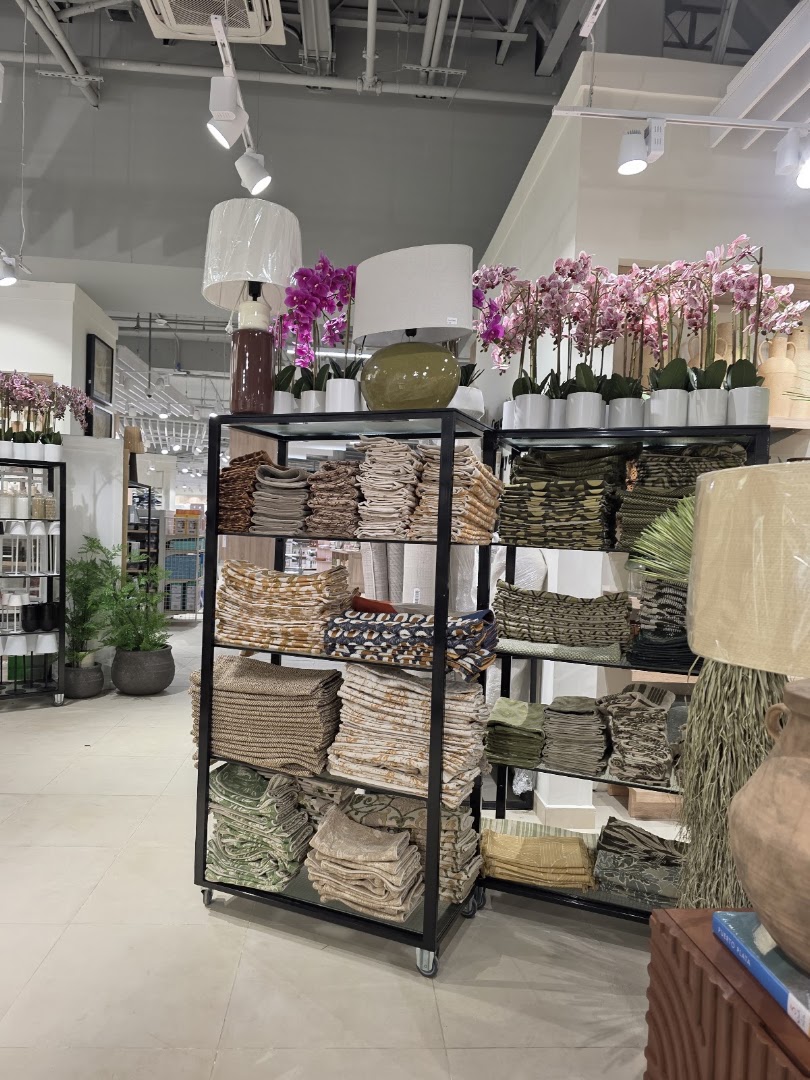 Casa Cuesta: clear display of shop products