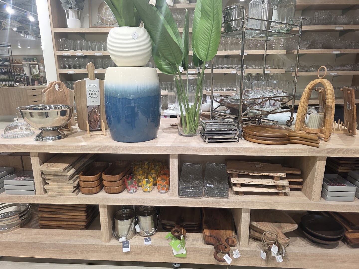 Casa Cuesta: clear display of shop products