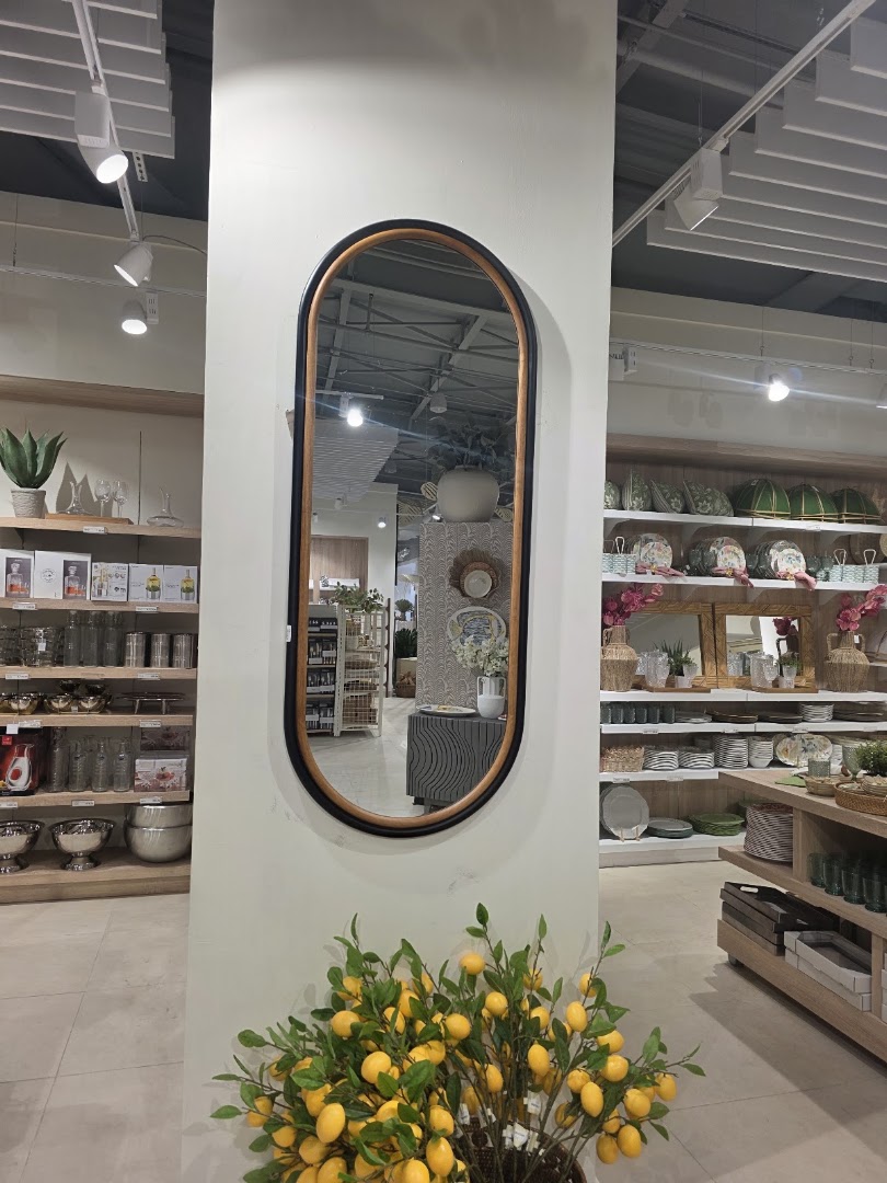 Casa Cuesta: clear display of shop interior
