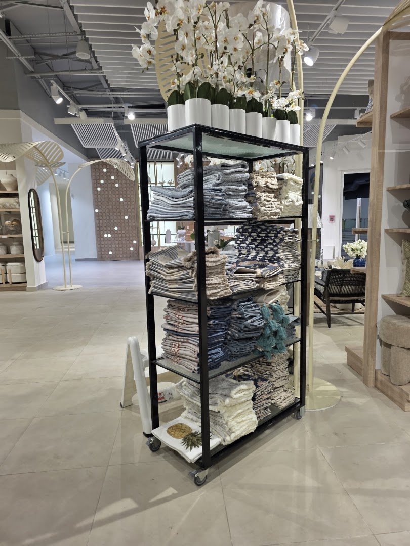 Casa Cuesta: clear display of shop products