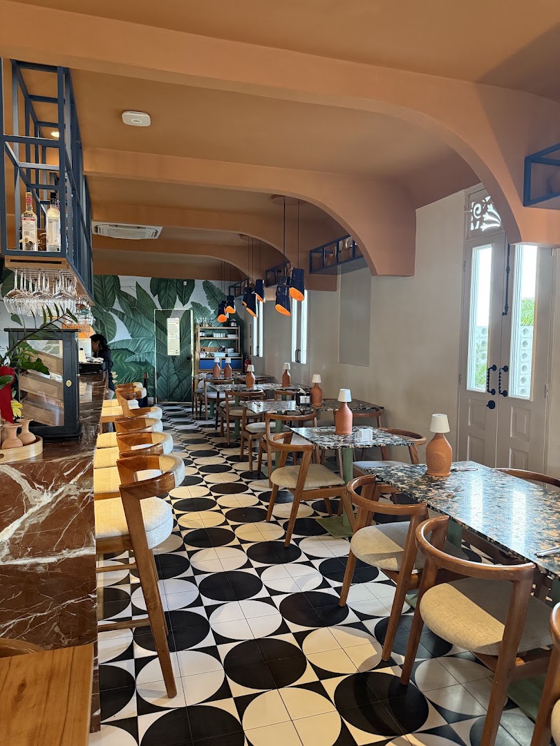 Sambalú: attractive, well-lit restaurant interior