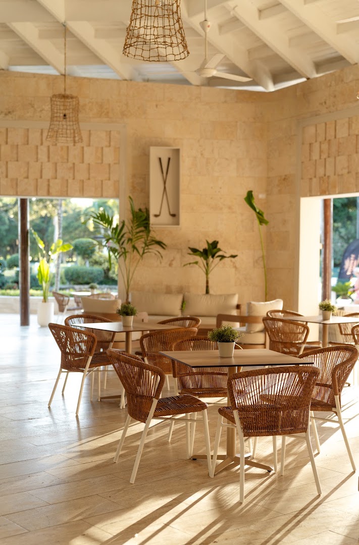 Teeva Golf Eatery & Lounge: attractive, professional interior dining space
