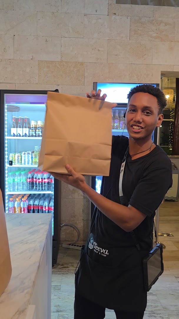 Teeva Golf Eatery & Lounge: friendly staff member at venue