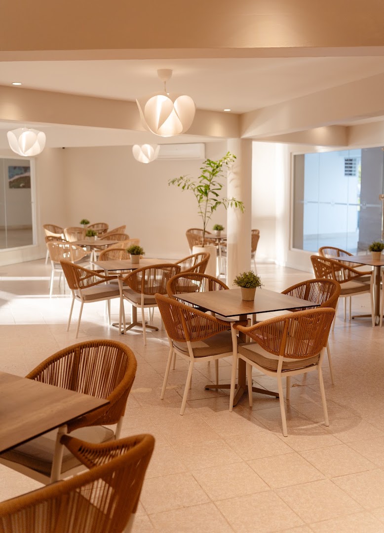 Teeva Golf Eatery & Lounge: clean, inviting restaurant interior shot