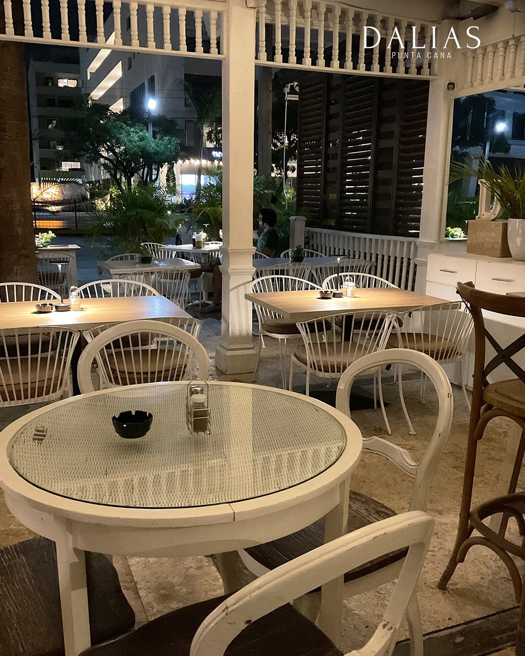 Dalia's Cafe & Bakery: inviting atmosphere of the terrace
