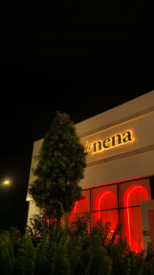 La Nena: attractive night shot of venue