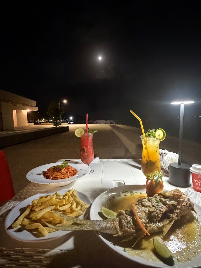 Ballena Blanca: appealing evening dining atmosphere
