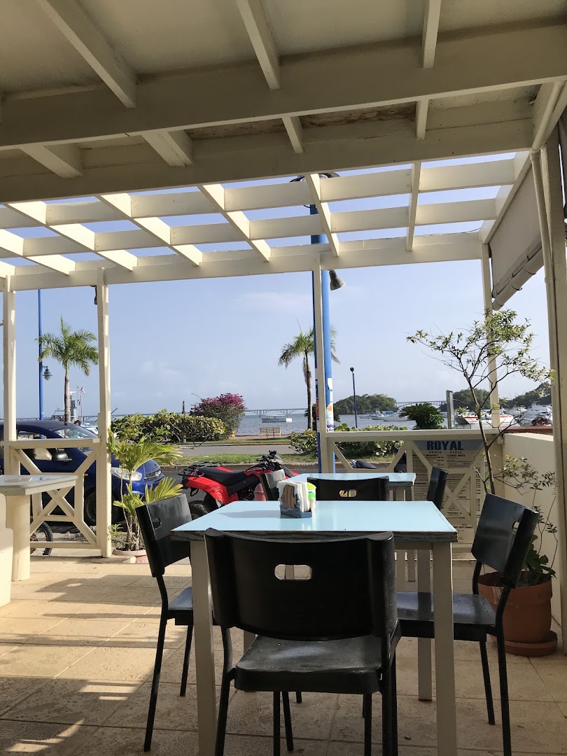 Cafe Italia: inviting outdoor terrace seating area