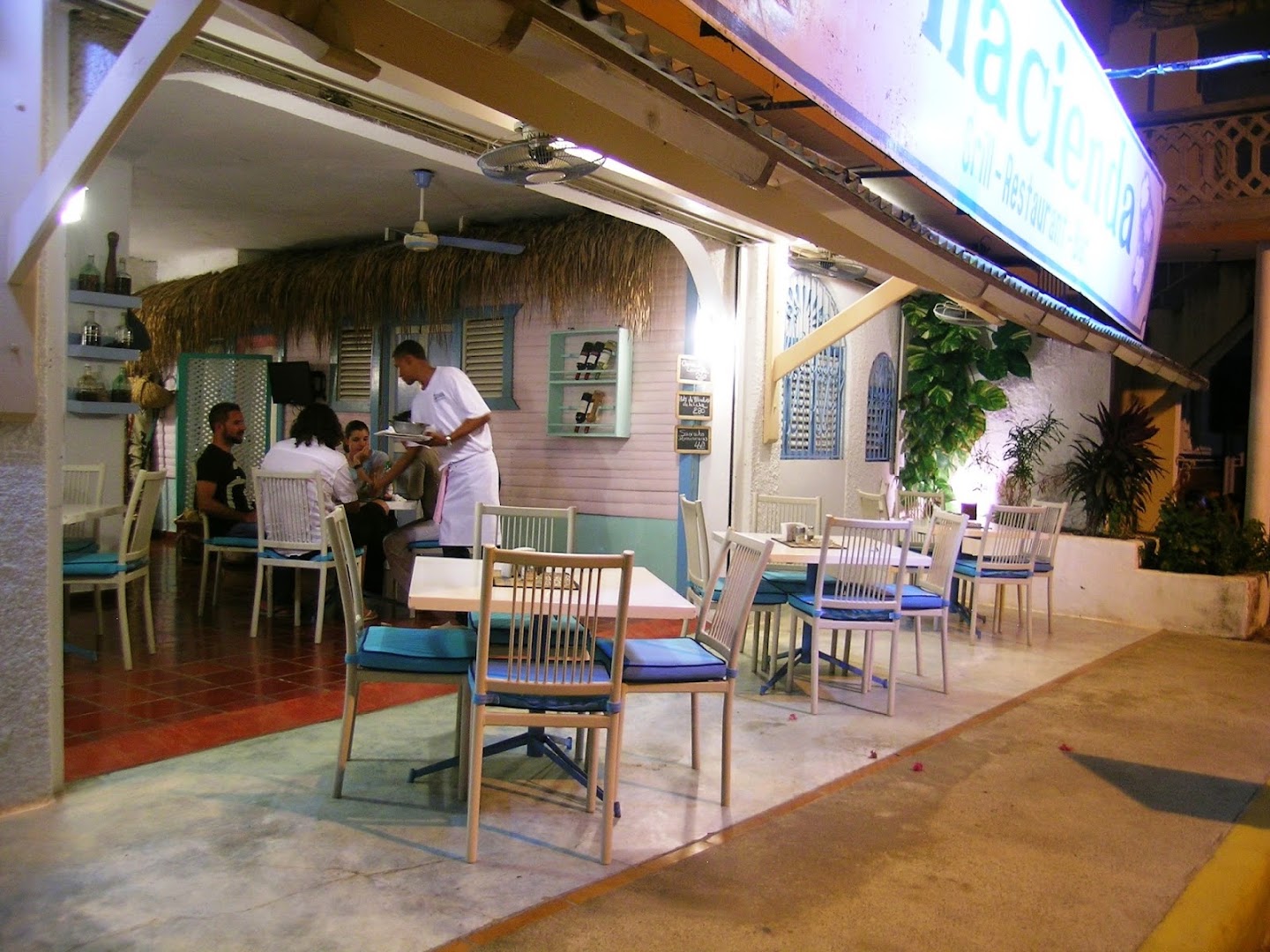 La Hacienda Grill & Bar: clear view of restaurant atmosphere
