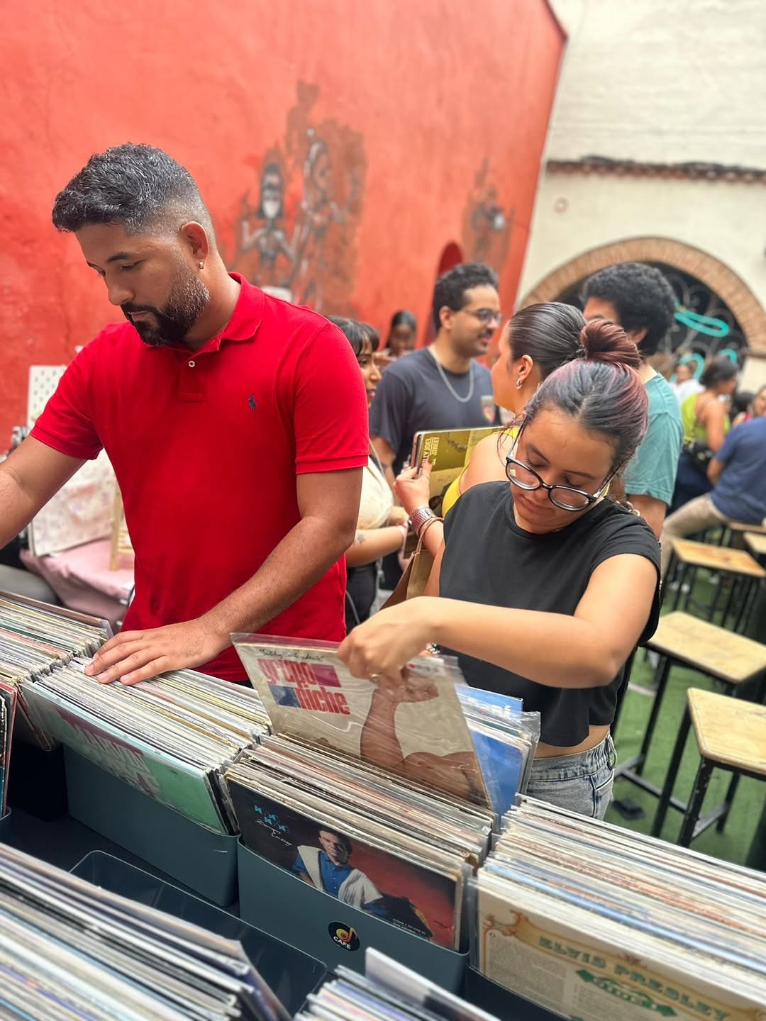 Café en Pasta: customers browsing shop products