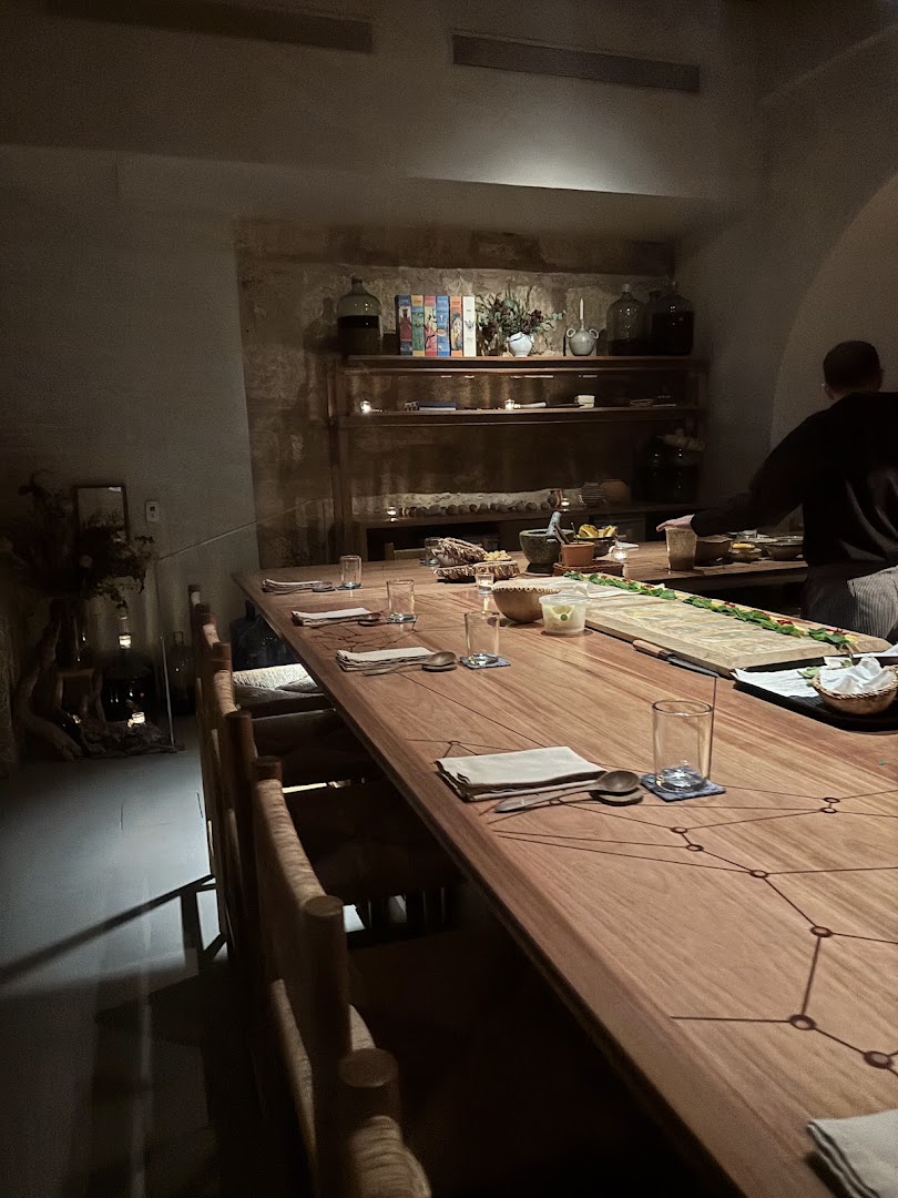 Casarré: inviting restaurant interior atmosphere