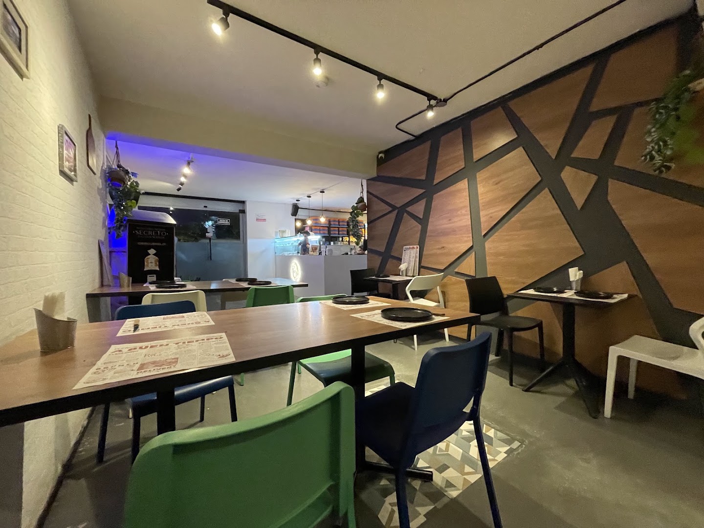 Detroit Pizza: clear photo of restaurant interior