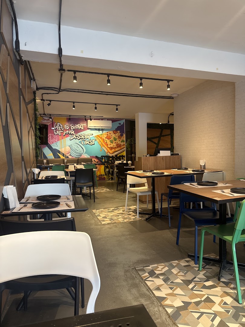 Detroit Pizza: clear photo of restaurant interior