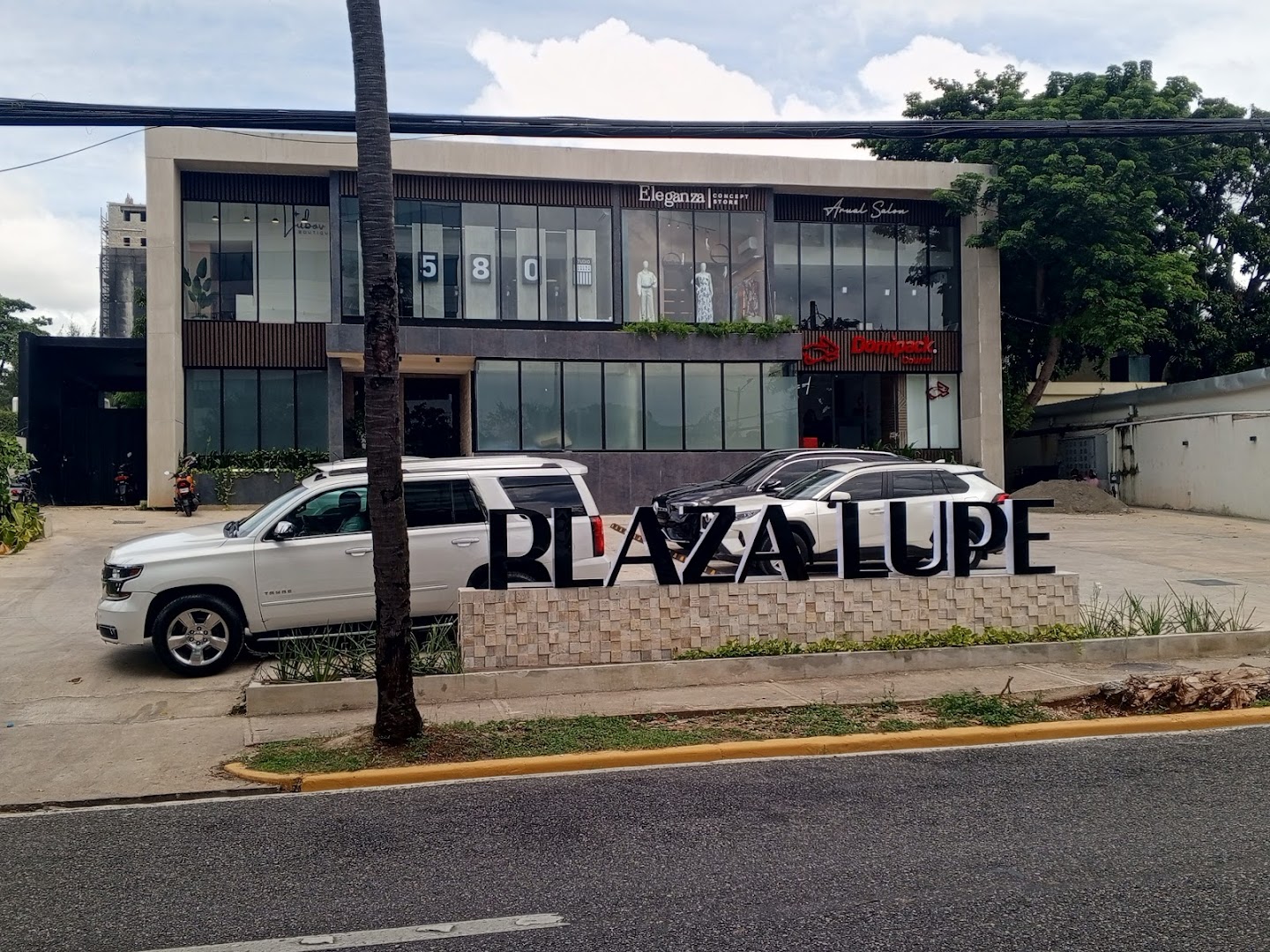 Eleganza Concept Store: clear exterior view of shop