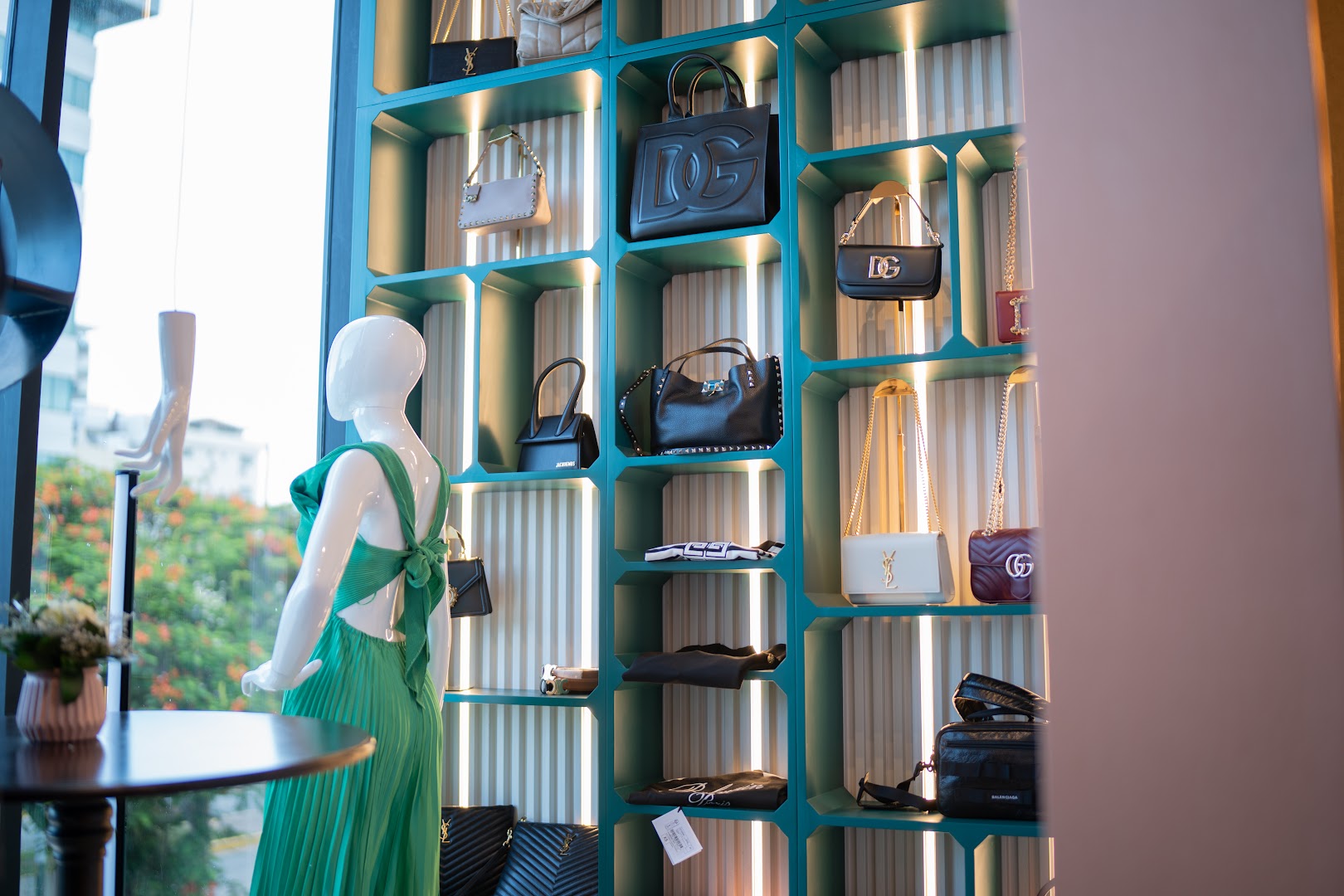 Eleganza Concept Store: high quality display of products