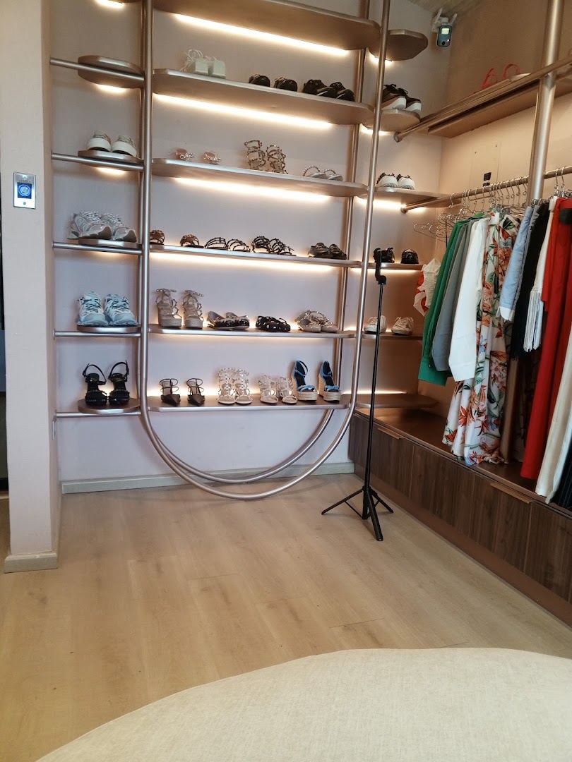 Eleganza Concept Store: clear display of shop products