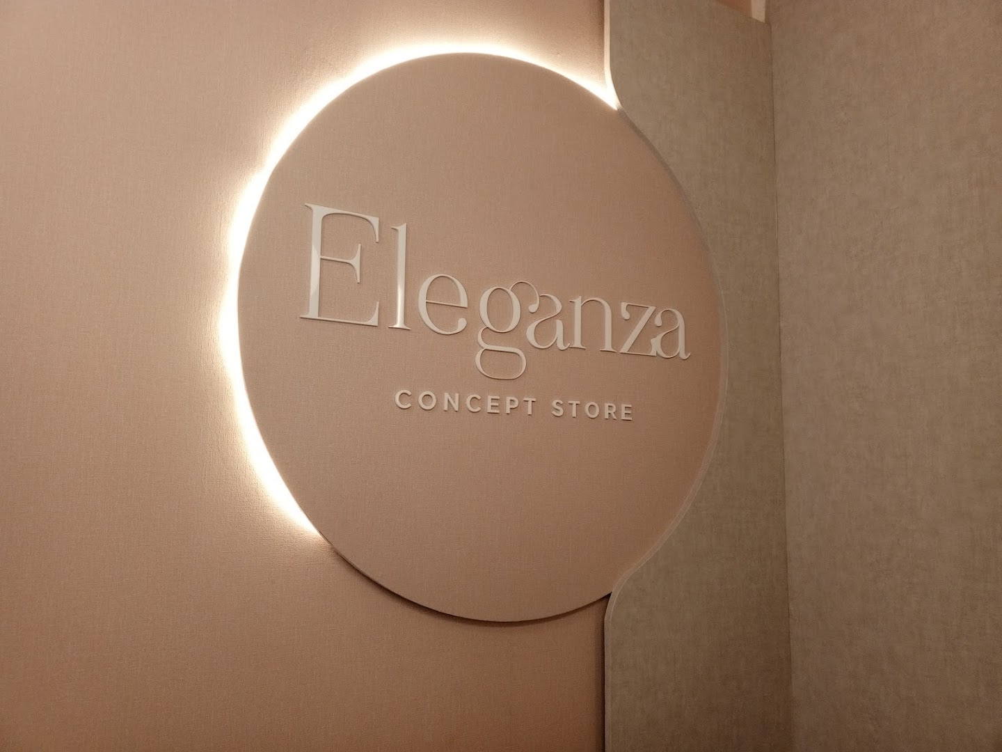Eleganza Concept Store: professional and elegant store signage