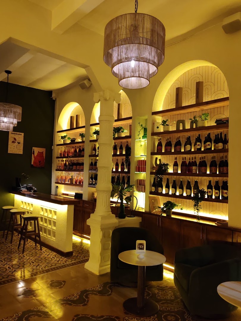 Fog & Vine: inviting atmosphere and professional interior shot