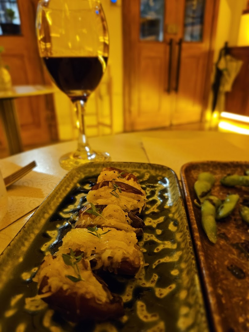 Fog & Vine: appetizing food and drink presentation