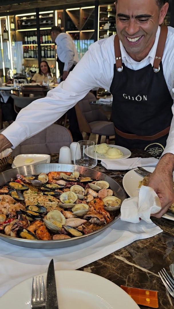 Gijón Restaurante-Sidrería: professional photo showing food service