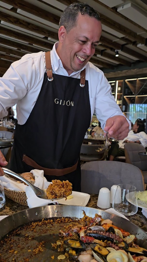 Gijón Restaurante-Sidrería: professional photo of staff serving