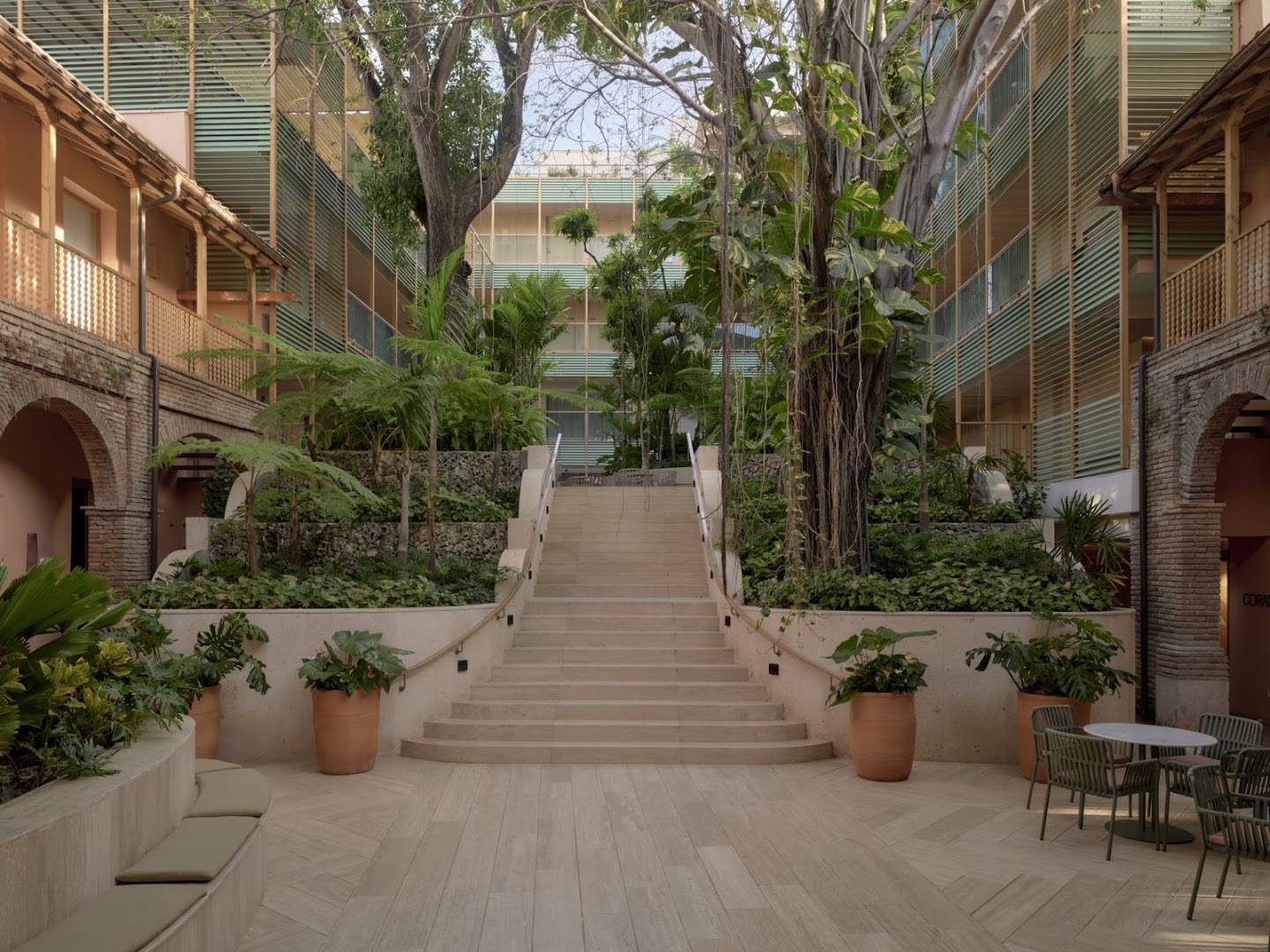 Kimpton Las Mercedes: beautiful professional hotel courtyard shot