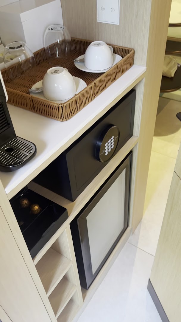 Kimpton Las Mercedes: clean hotel room amenity display