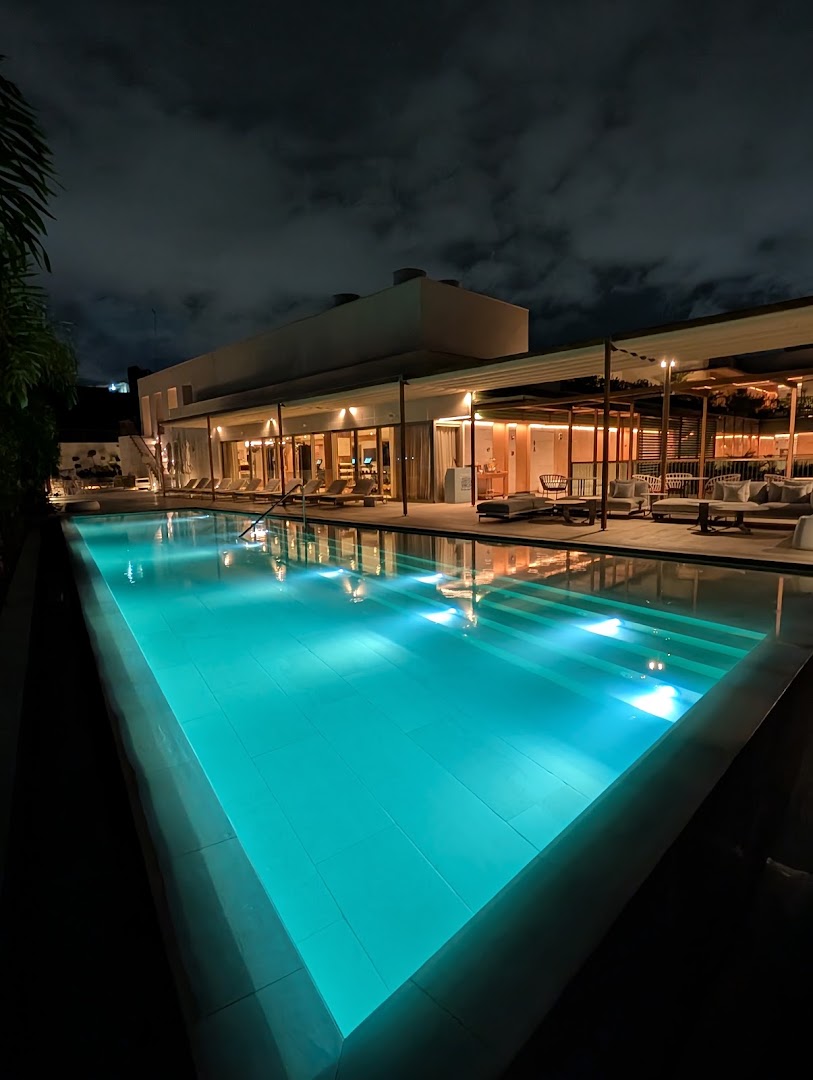 Kimpton Las Mercedes: beautiful night shot of pool