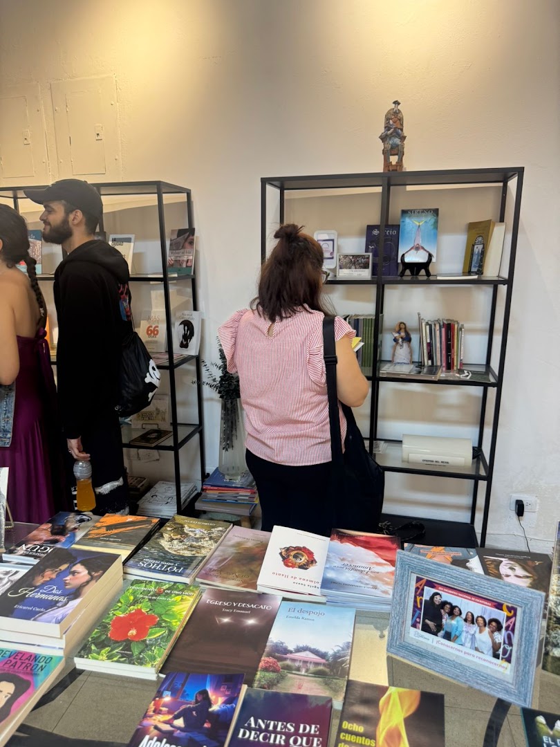 Librería Anticanon de Autoras Dominicanas: shop interior and products