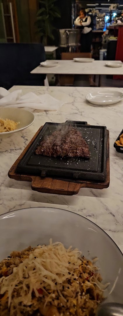 Petit Comité: appetizing food presentation in restaurant
