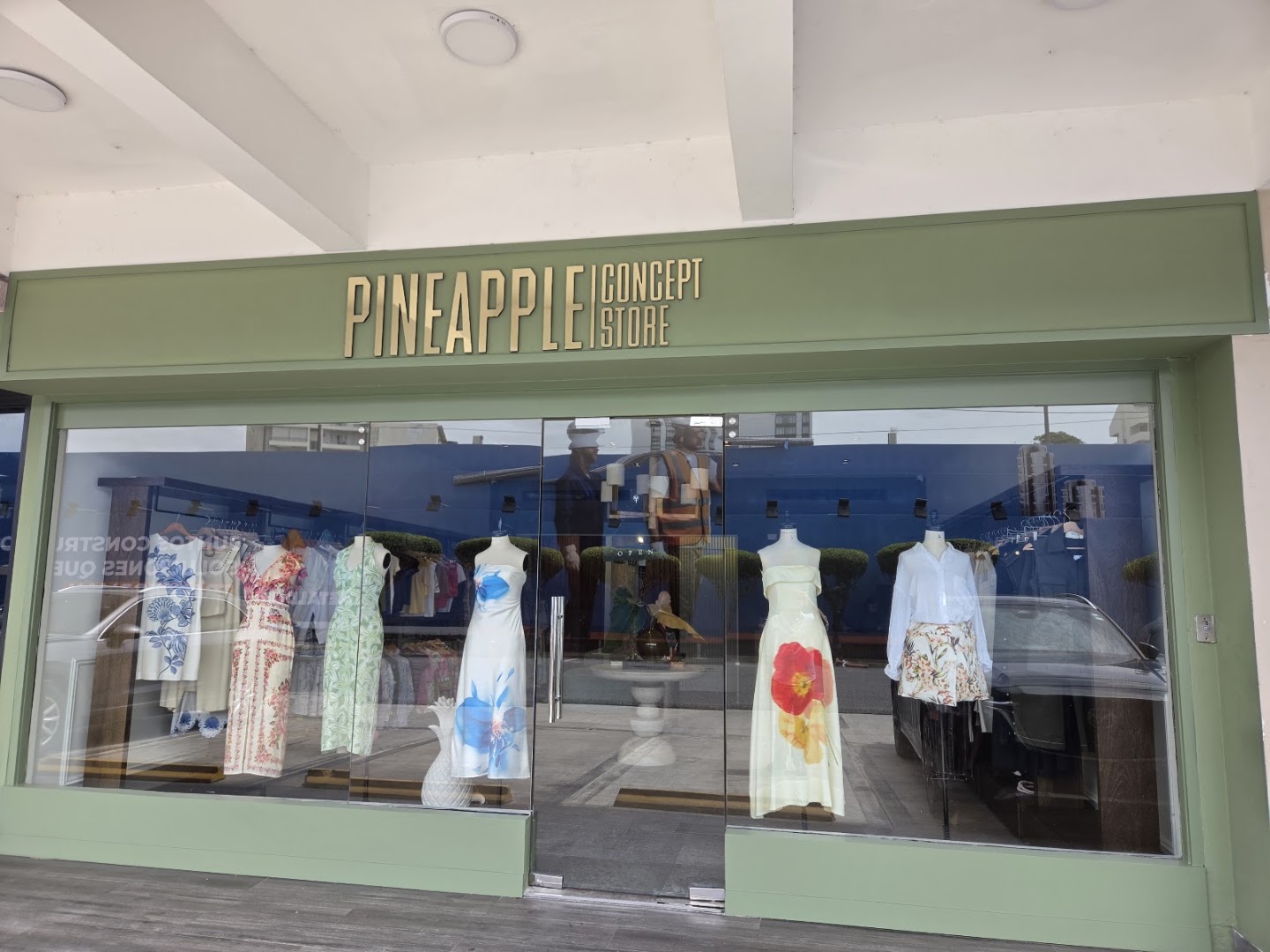 Pineapple Concepts: clear storefront and product display