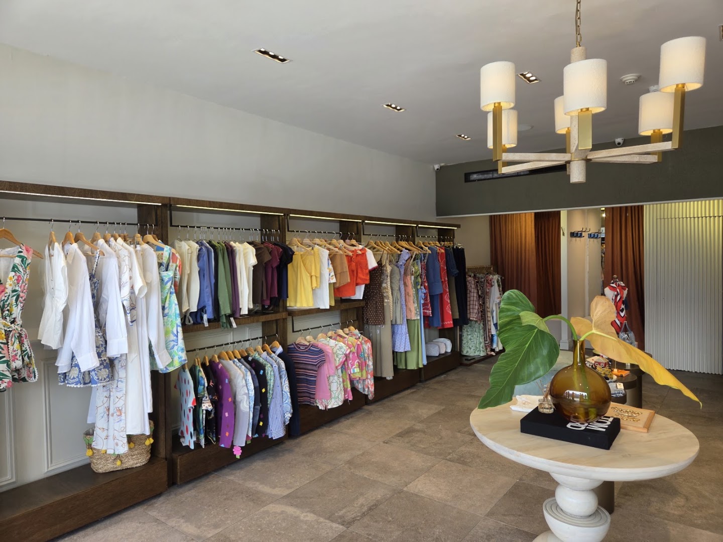 Pineapple Concepts: clear, professional shop interior photo