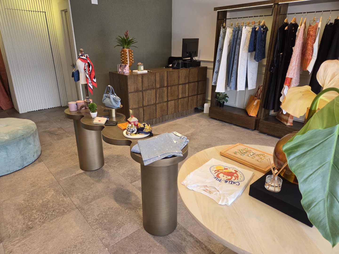 Pineapple Concepts: clear shop interior and products