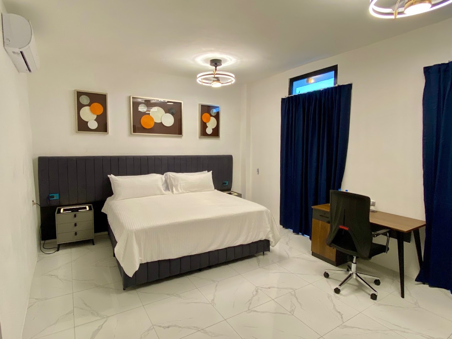 RIG Colonial Experience: clean and professional hotel room