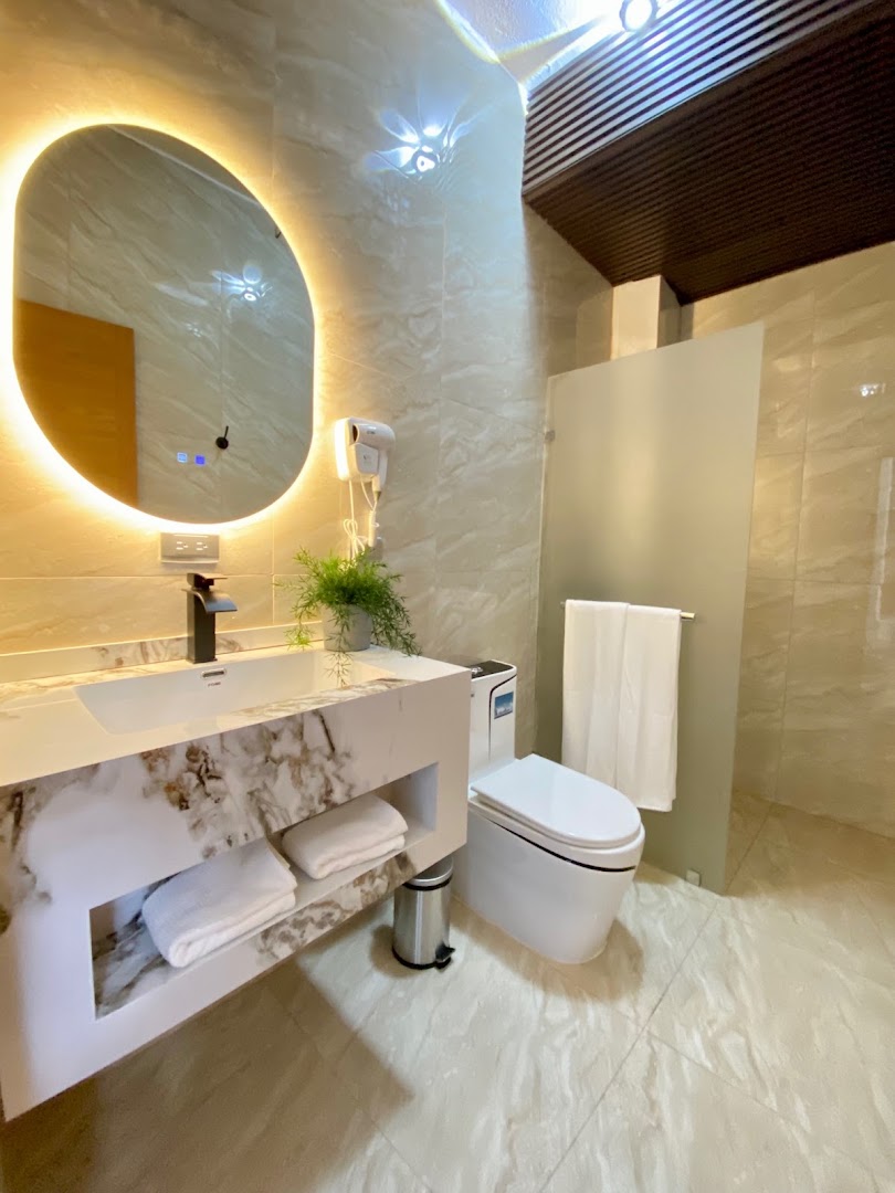 RIG Colonial Experience: clean, professional hotel bathroom photo