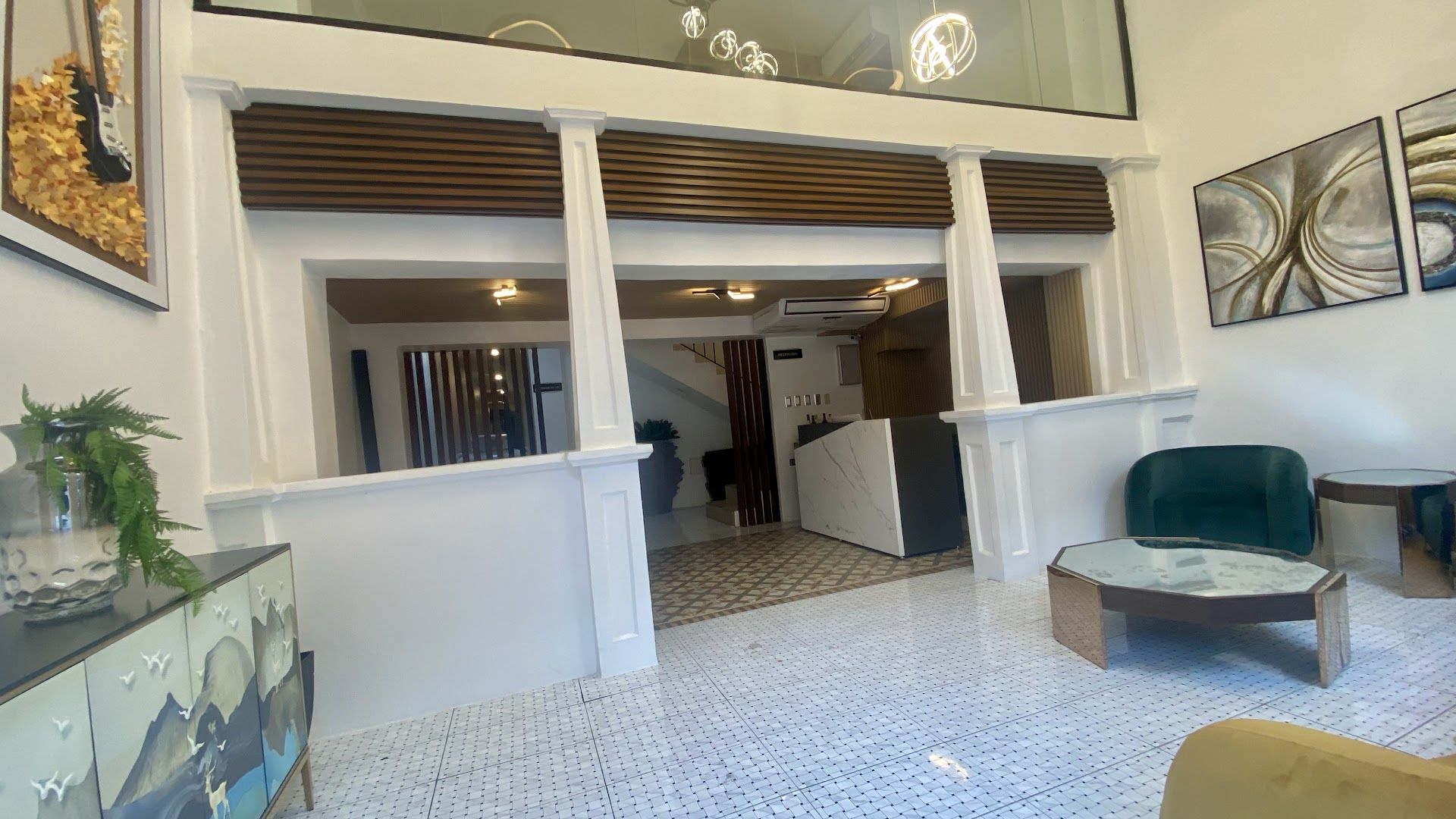 RIG Colonial Experience: clear view of hotel lobby