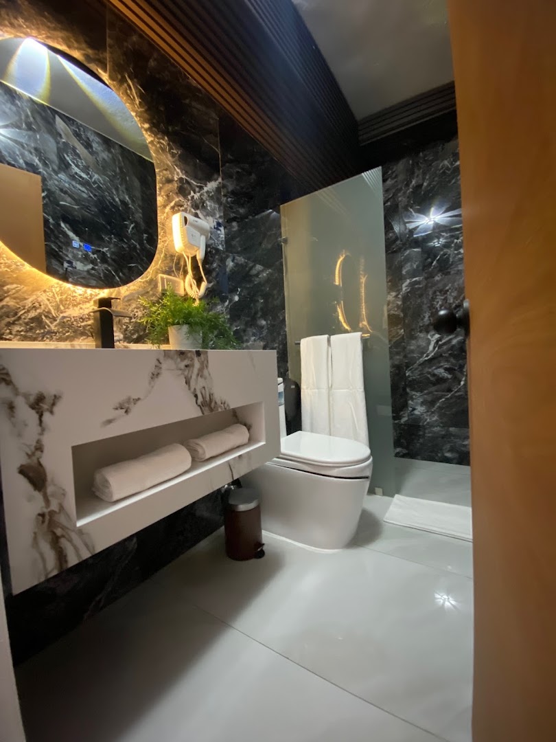 RIG Colonial Experience: high quality hotel bathroom photo